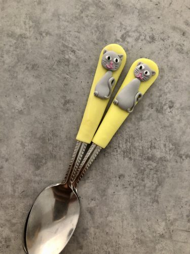 Szürke-sárga cicás kiskanál