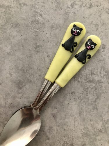 Fekete-sárga cicás kiskanál